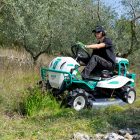 photo autoportée debrousailleuse verte orec en pleine action entre des arbres