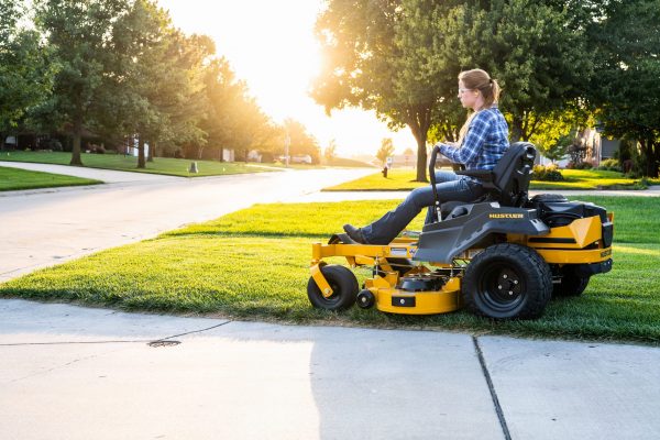 photo tondeuse à braquage zero hustler raptor X 42 sur terrain plat